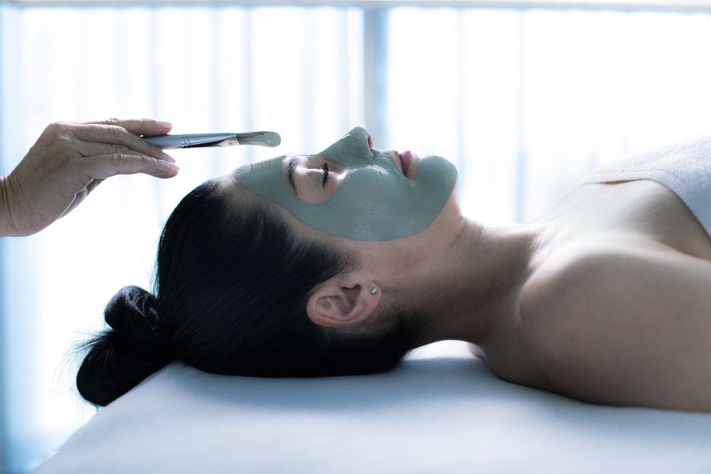Otl Gouverneur Chicoutimi 外观 照片 A woman with a facial mask
