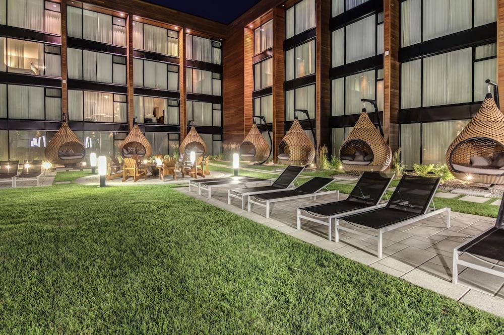 Otl Gouverneur Chicoutimi 外观 照片 The hotel's courtyard
