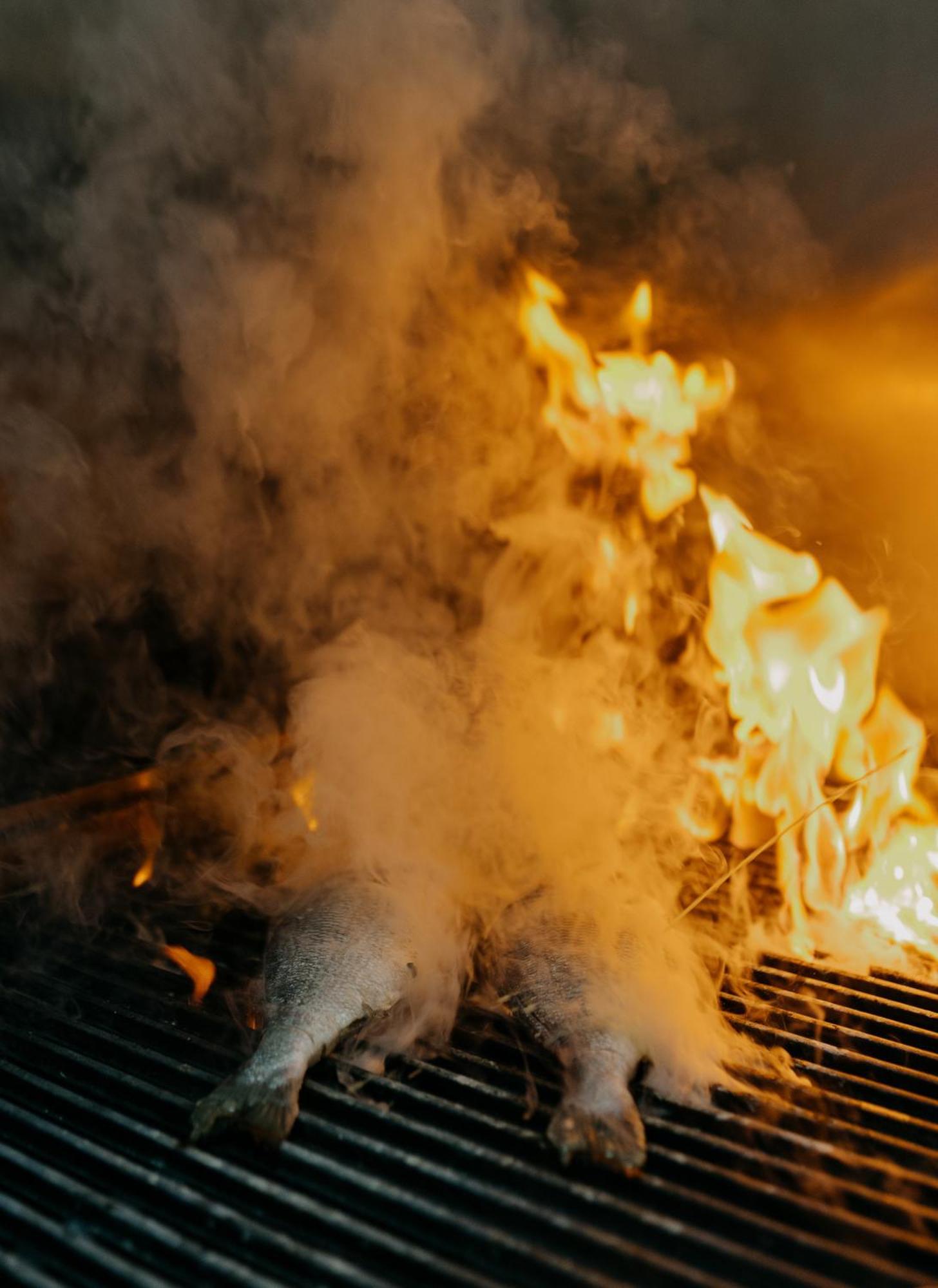 Otl Gouverneur Chicoutimi 外观 照片 A fire in progress