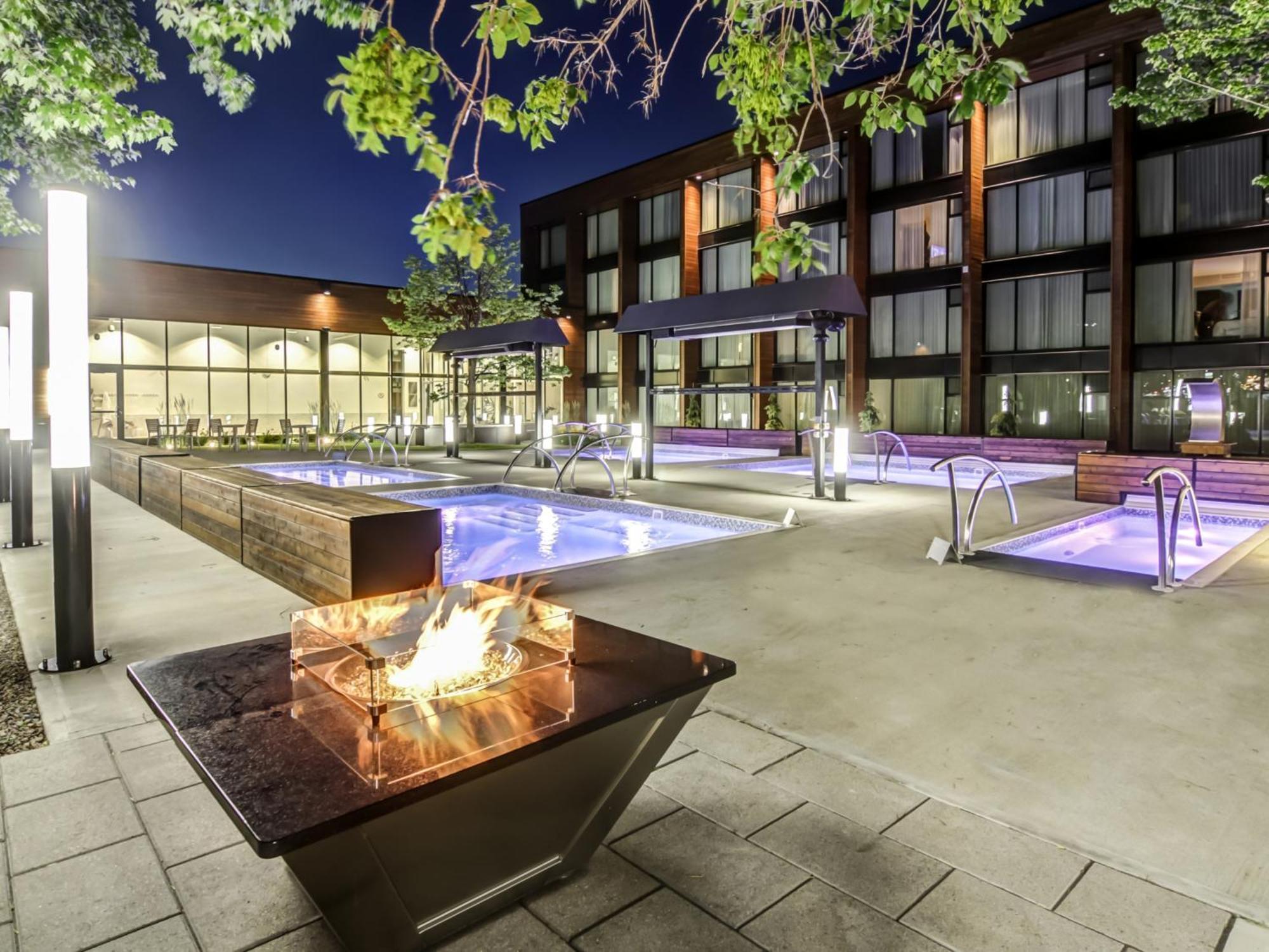 Otl Gouverneur Chicoutimi 外观 照片 The outdoor spa at the Hotel