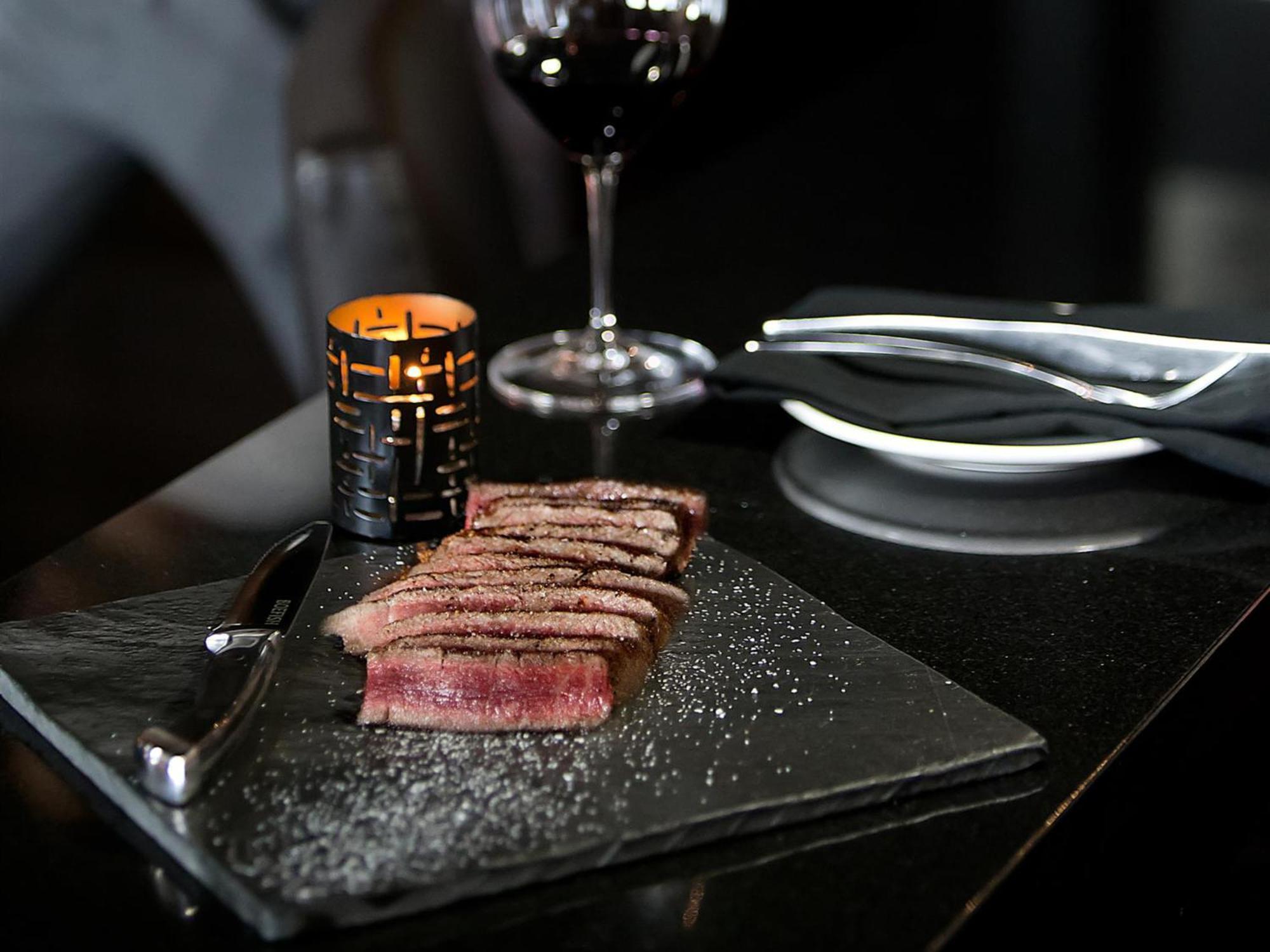 Otl Gouverneur Chicoutimi 外观 照片 A steak at the restaurant