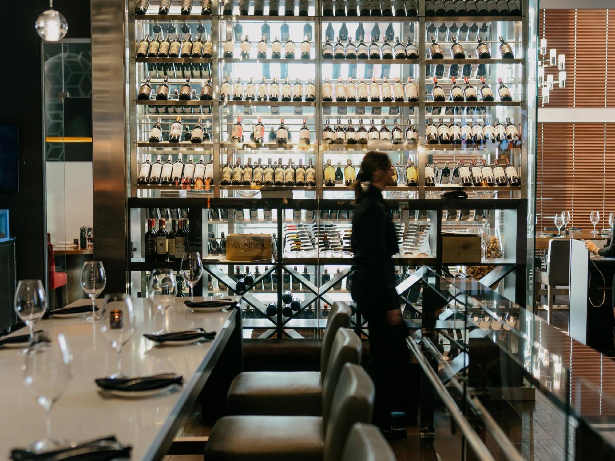Otl Gouverneur Chicoutimi 外观 照片 Wine bar in Tokyo