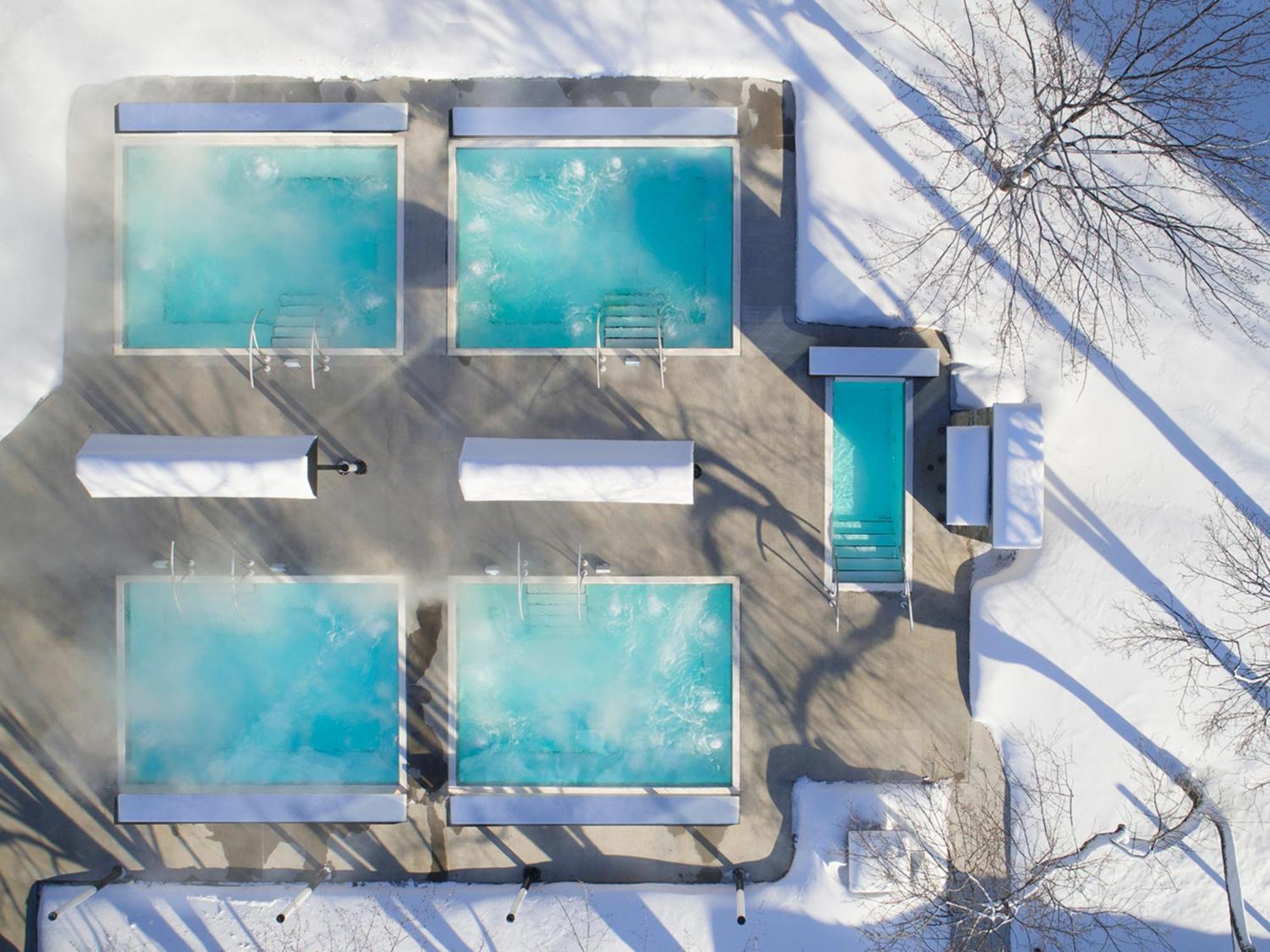 Otl Gouverneur Chicoutimi 外观 照片 Aerial view of the pools