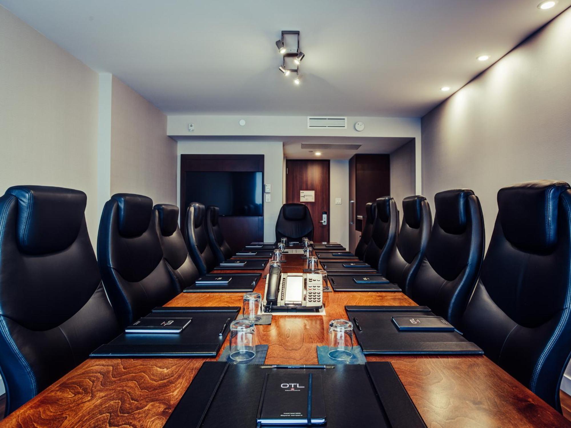 Otl Gouverneur Chicoutimi 外观 照片 Boardroom at the OTL