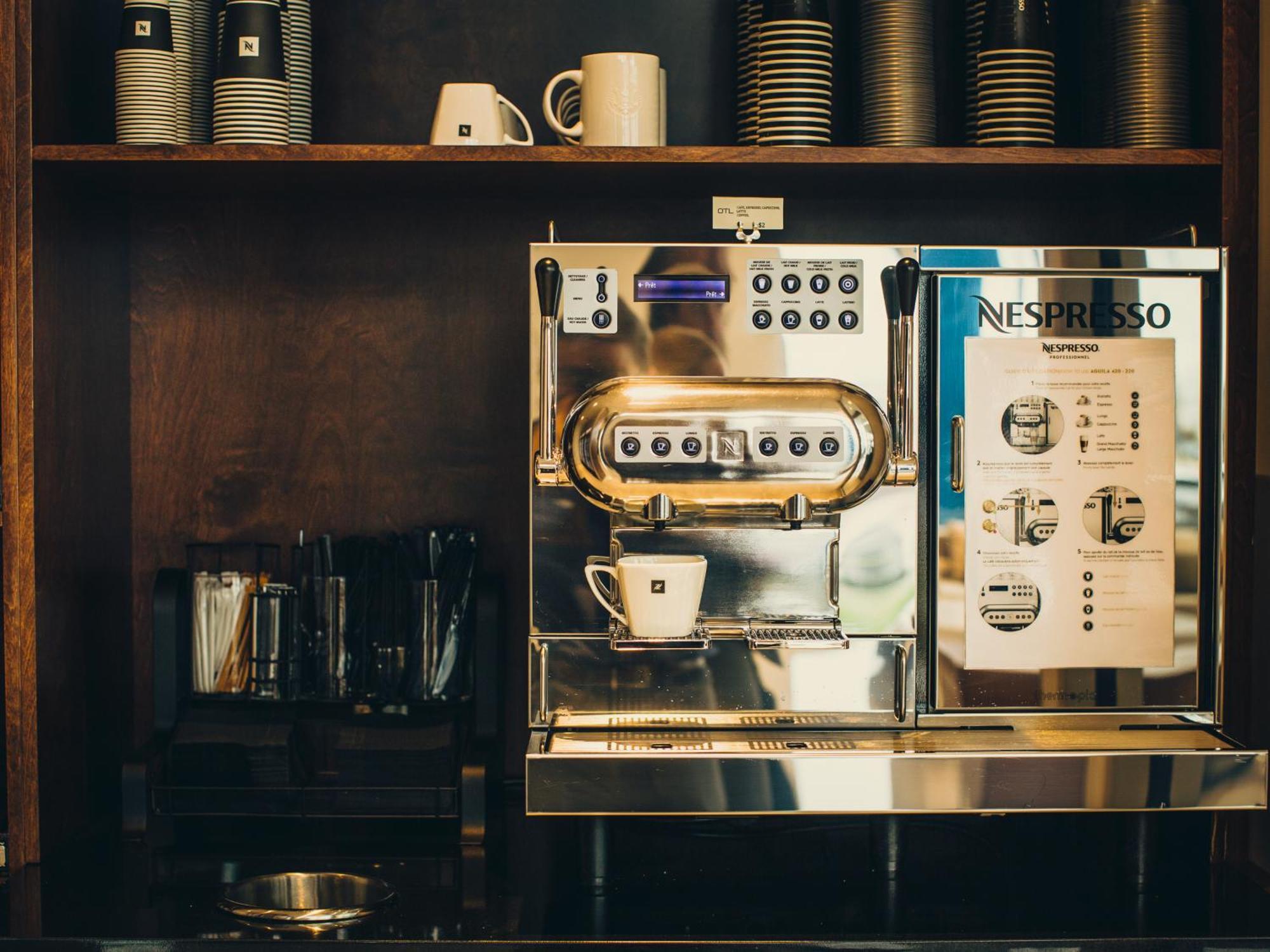 Otl Gouverneur Chicoutimi 外观 照片 A Nespresso machine