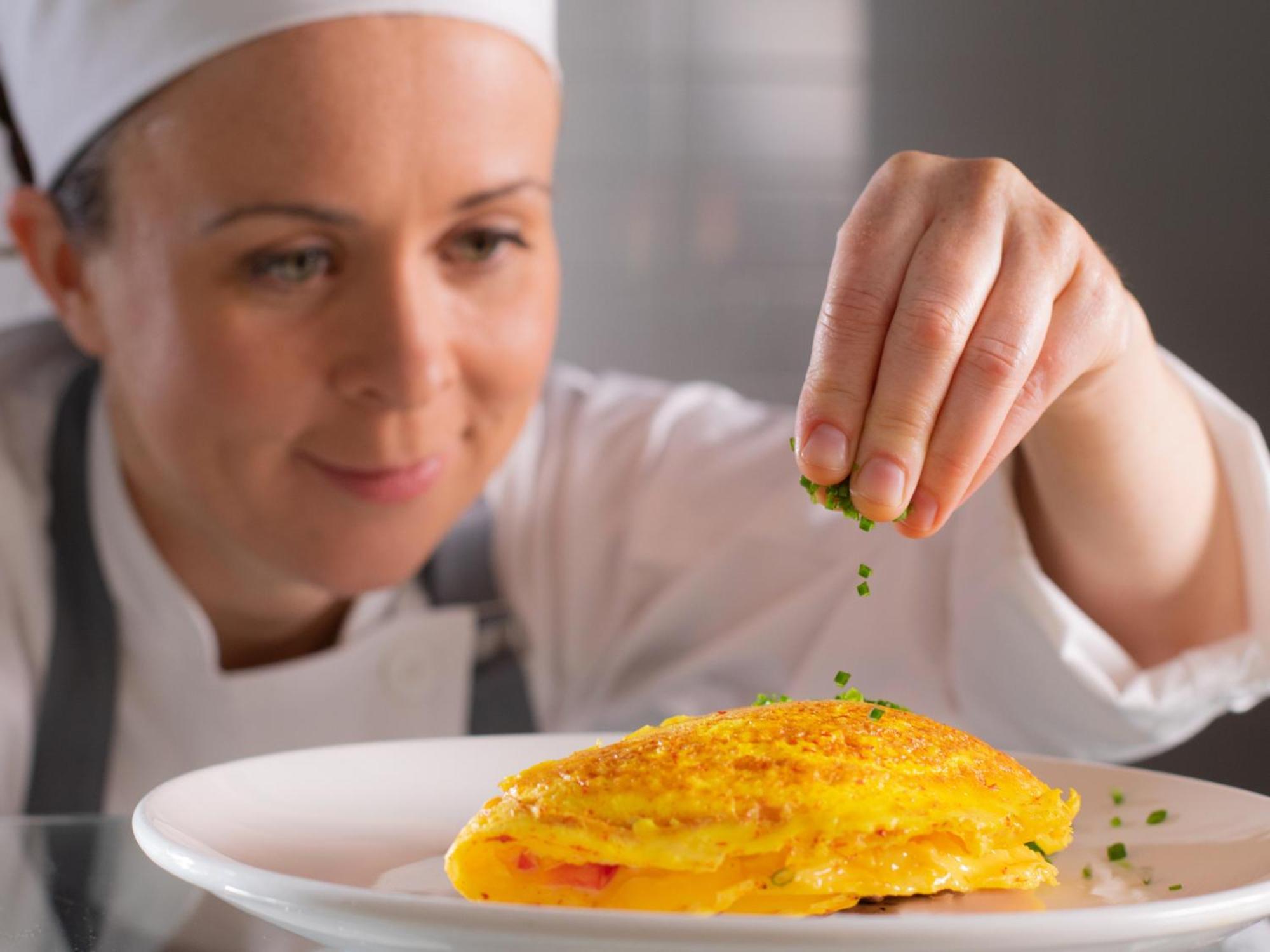 Otl Gouverneur Chicoutimi 外观 照片 A chef seasoning a dish