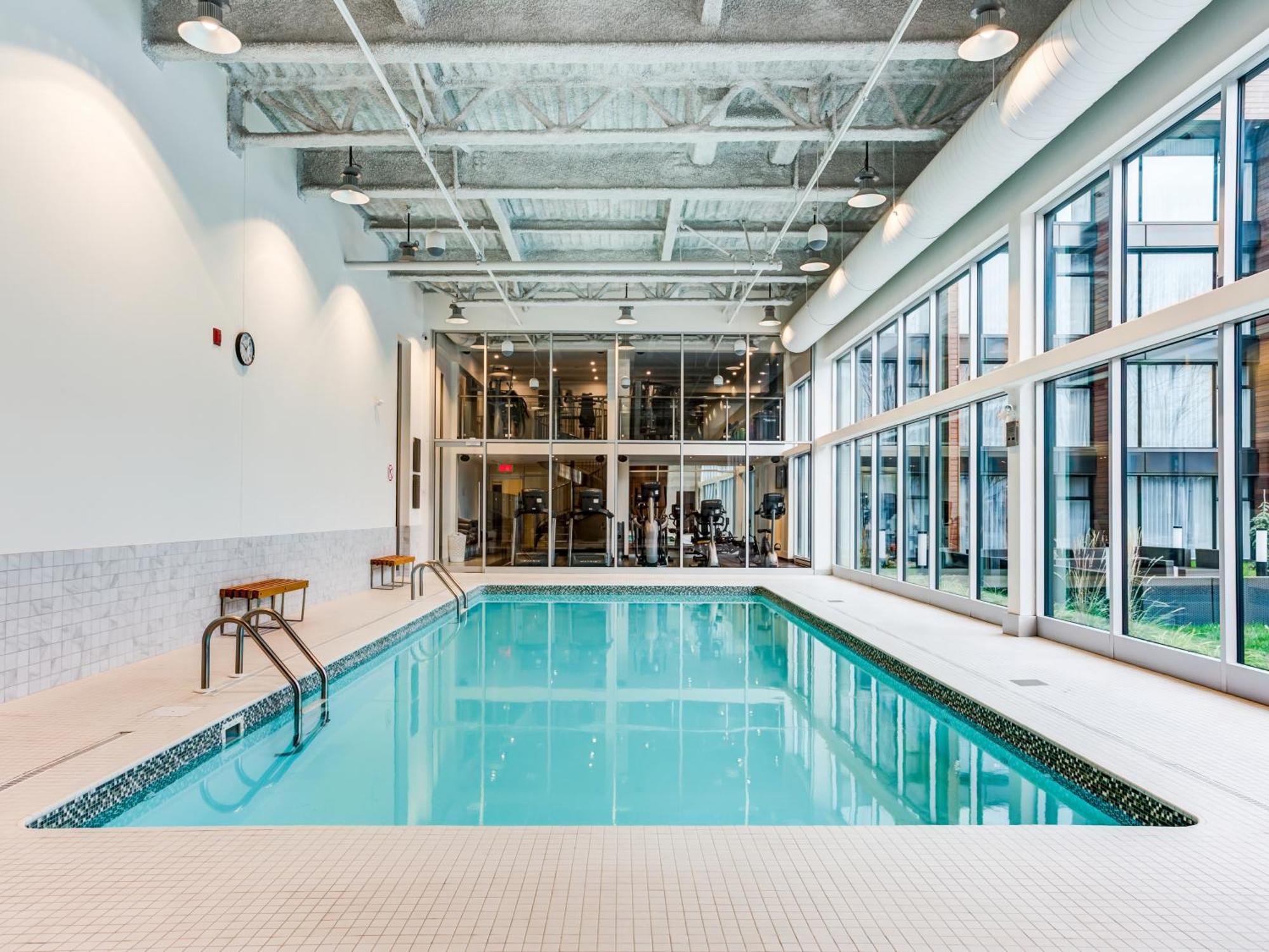 Otl Gouverneur Chicoutimi 外观 照片 The pool at the 1000 De La Savane