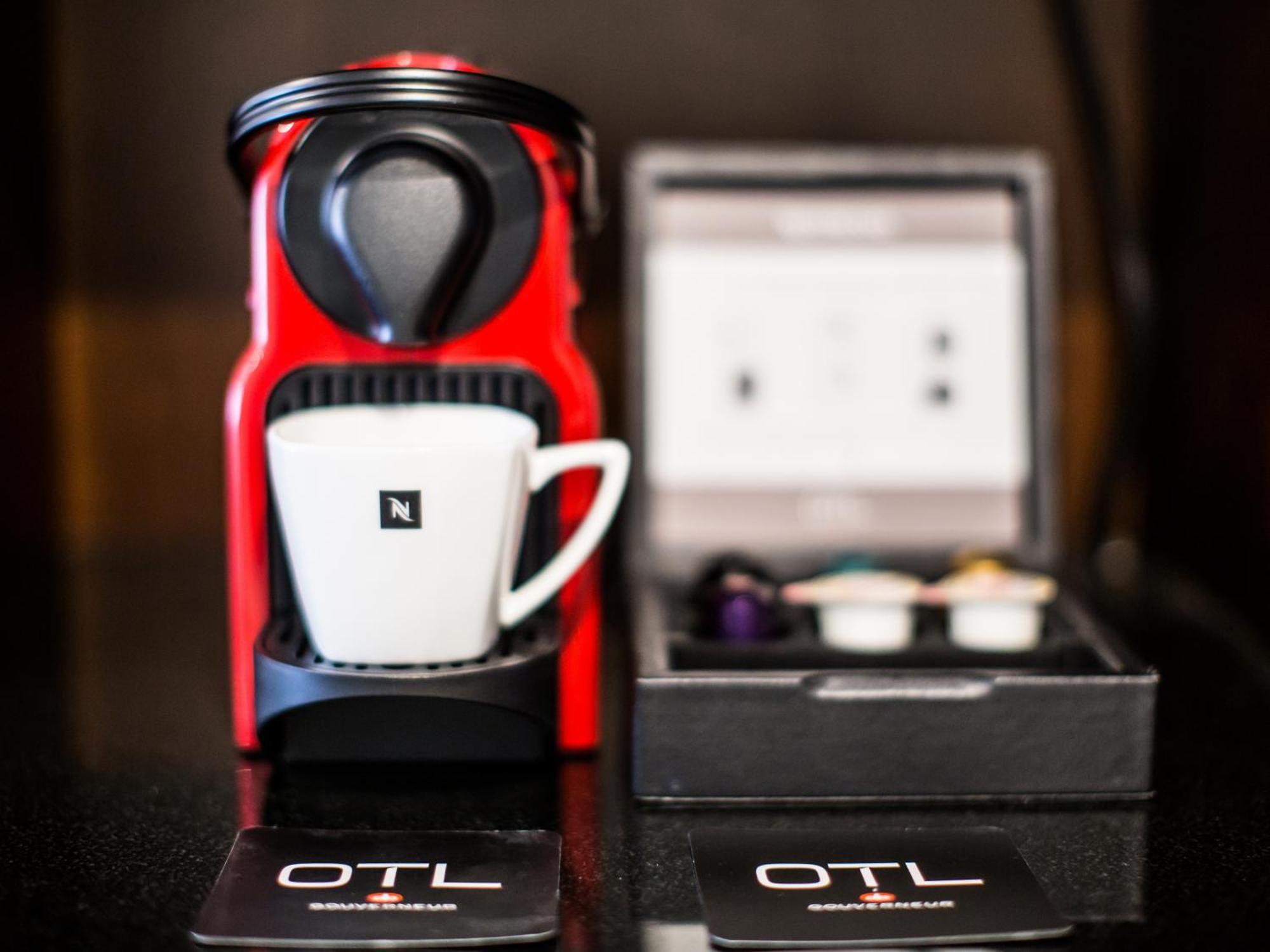 Otl Gouverneur Chicoutimi 外观 照片 A Nespresso Inissia coffee machine