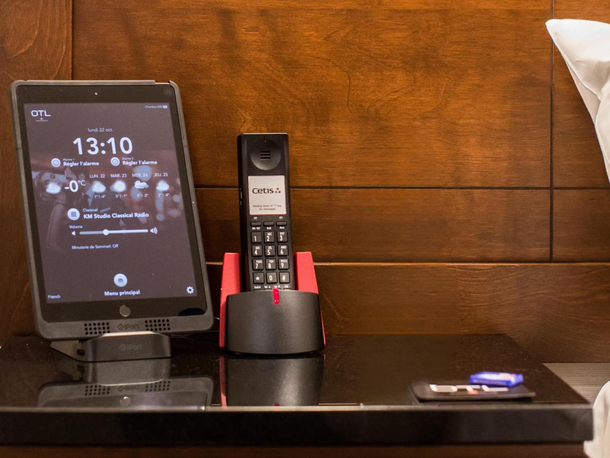 Otl Gouverneur Chicoutimi 外观 照片 A phone and a tablet in a hotel room