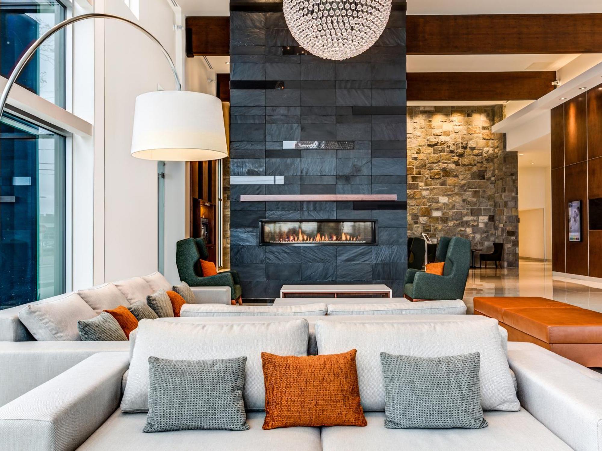 Otl Gouverneur Chicoutimi 外观 照片 The lobby at the Hotel Arts