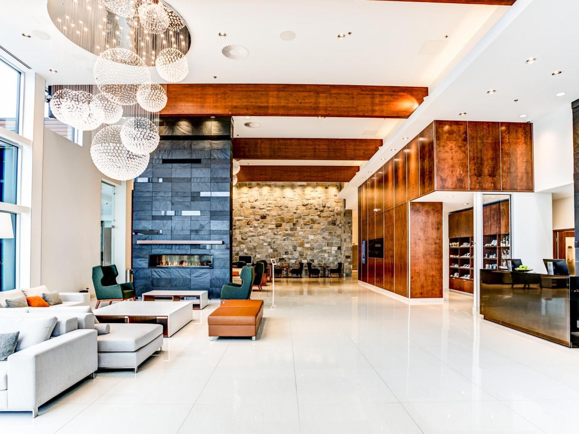 Otl Gouverneur Chicoutimi 外观 照片 The lobby of the Ritz-Carlton, Downtown, Los Angeles