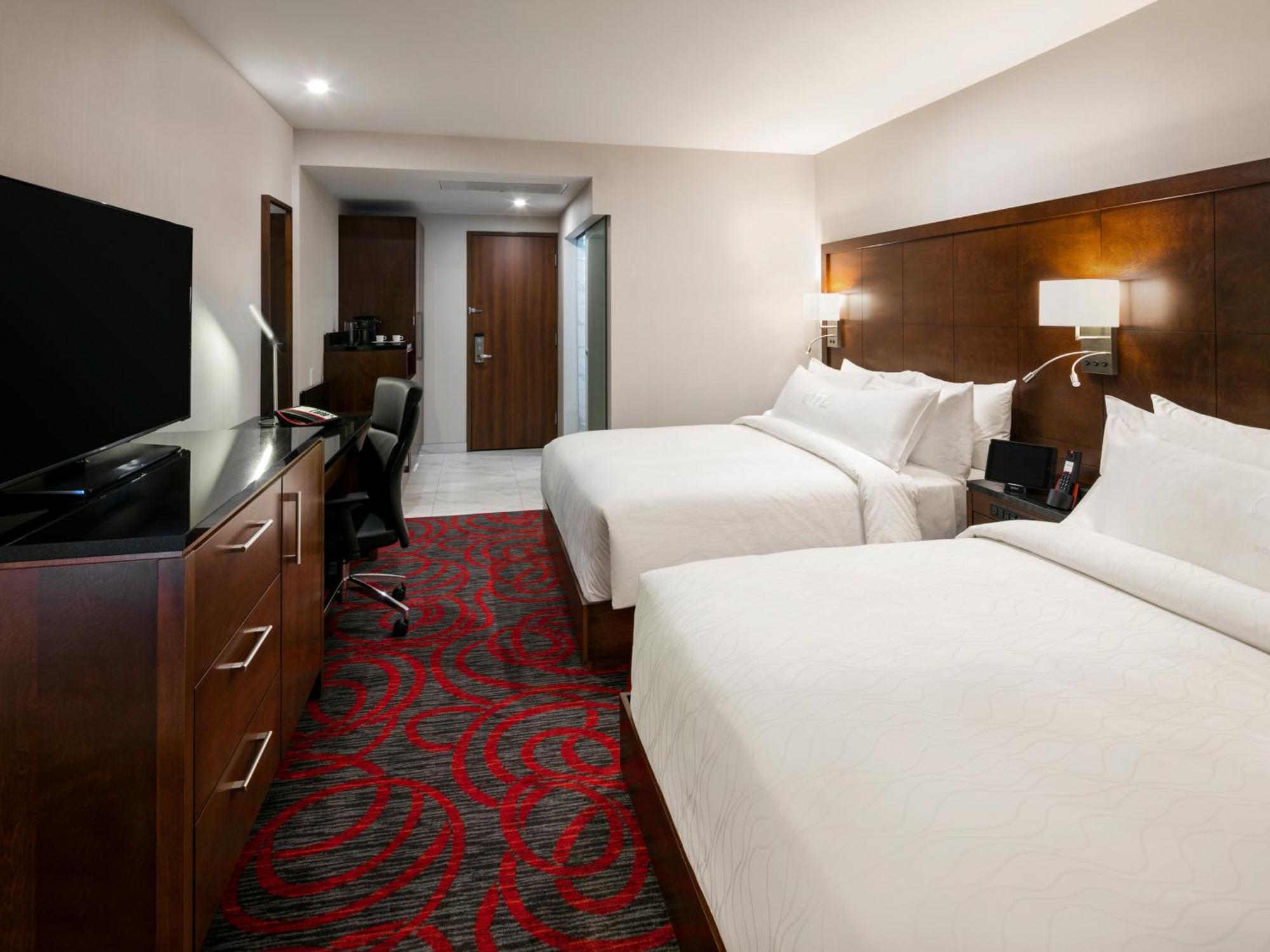 Otl Gouverneur Chicoutimi 外观 照片 A guest room at the Hilton Garden Inn in San Francisco