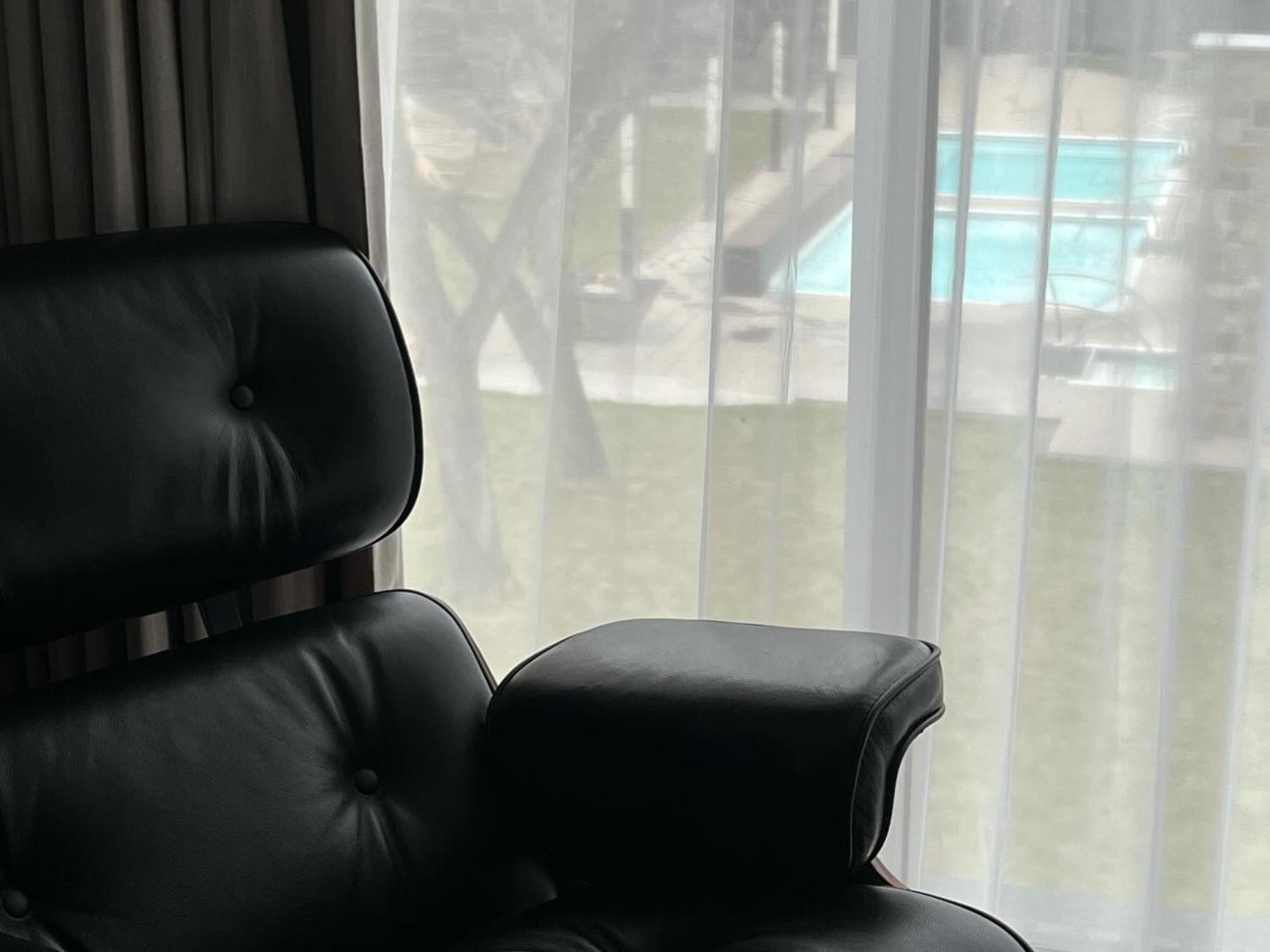 Otl Gouverneur Chicoutimi 外观 照片 A view of the pool from the lobby