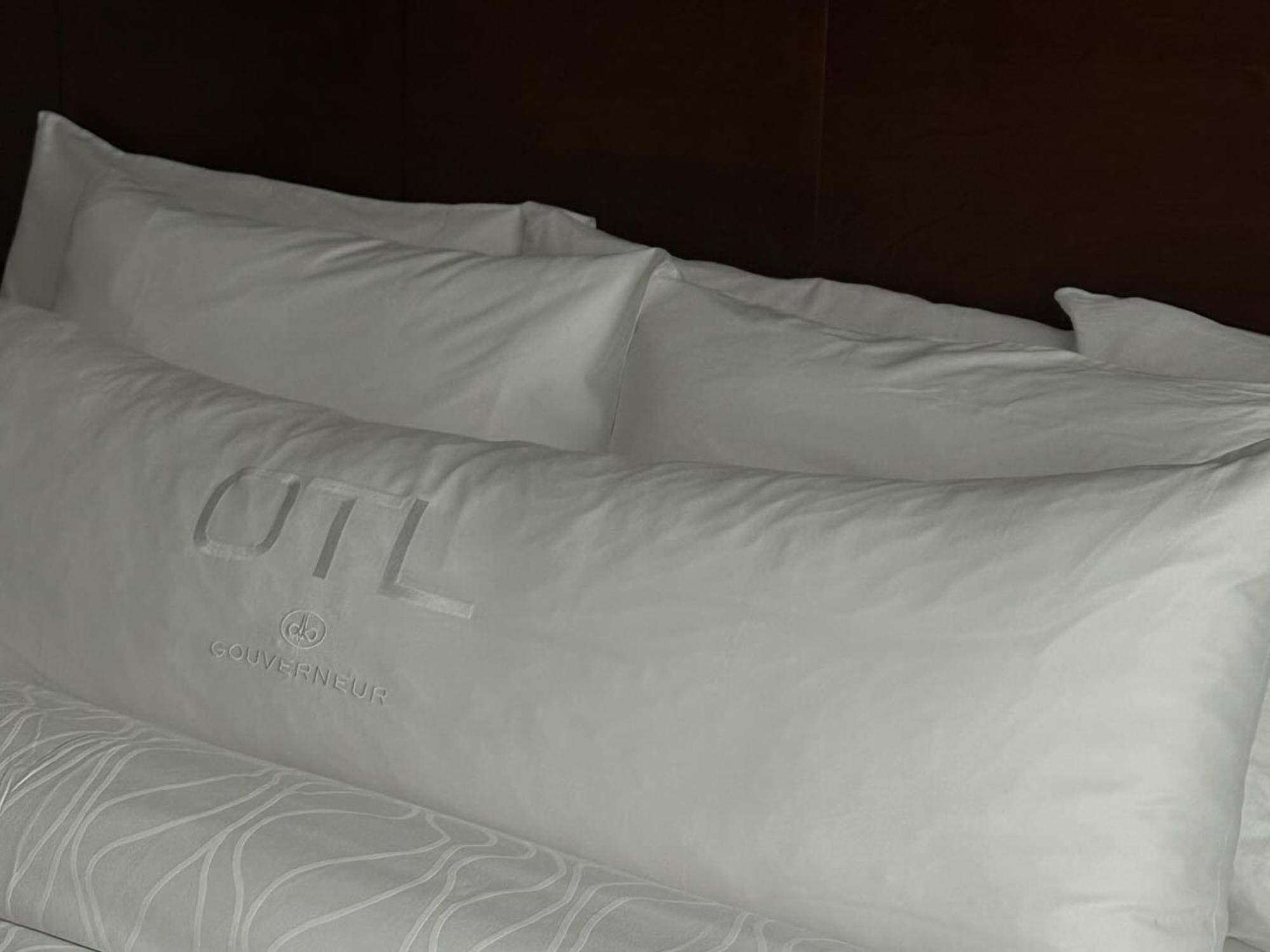 Otl Gouverneur Chicoutimi 外观 照片 A pillowcase