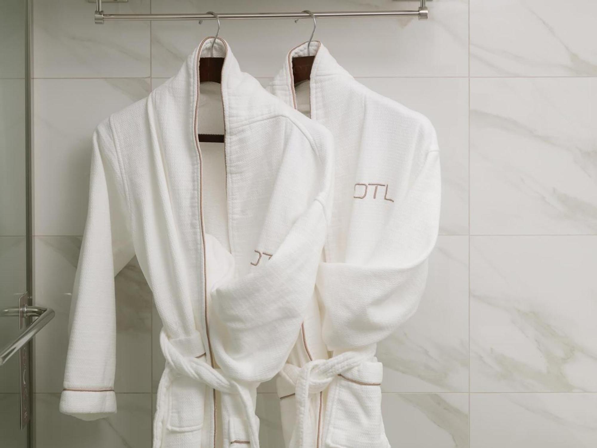 Otl Gouverneur Chicoutimi 外观 照片 Bathrobes