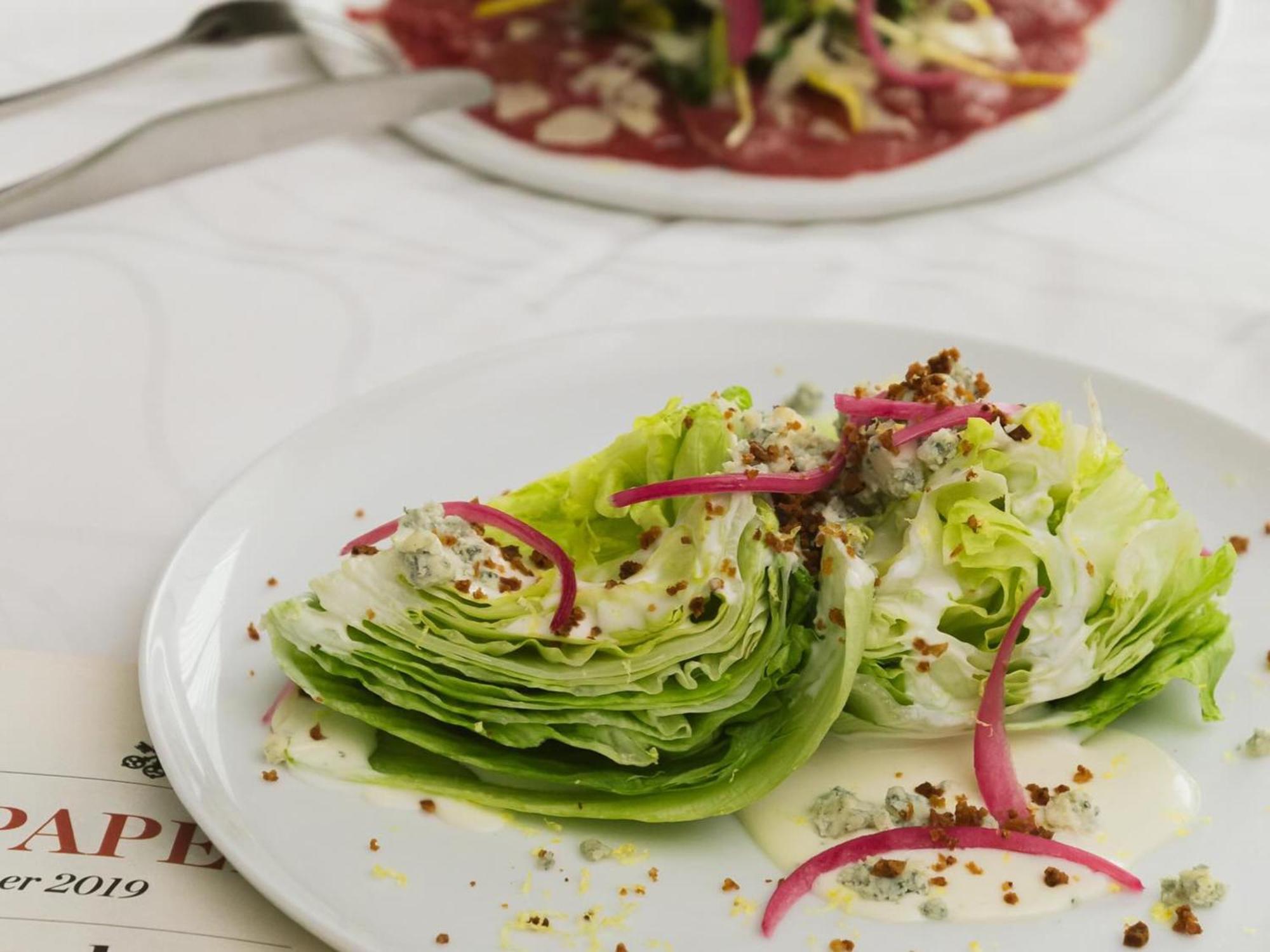 Otl Gouverneur Chicoutimi 外观 照片 A wedge salad