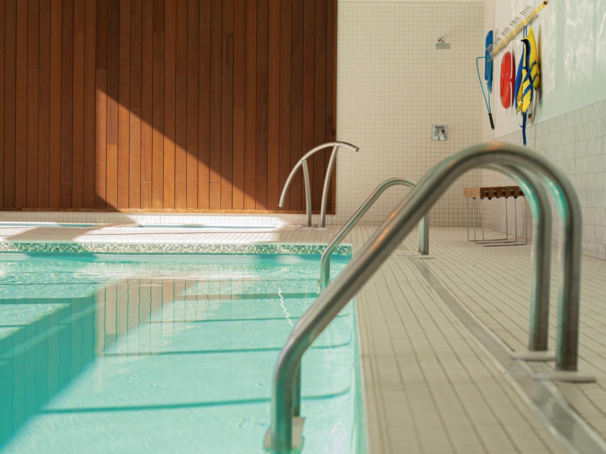 Otl Gouverneur Chicoutimi 外观 照片 The swimming pool at the hotel