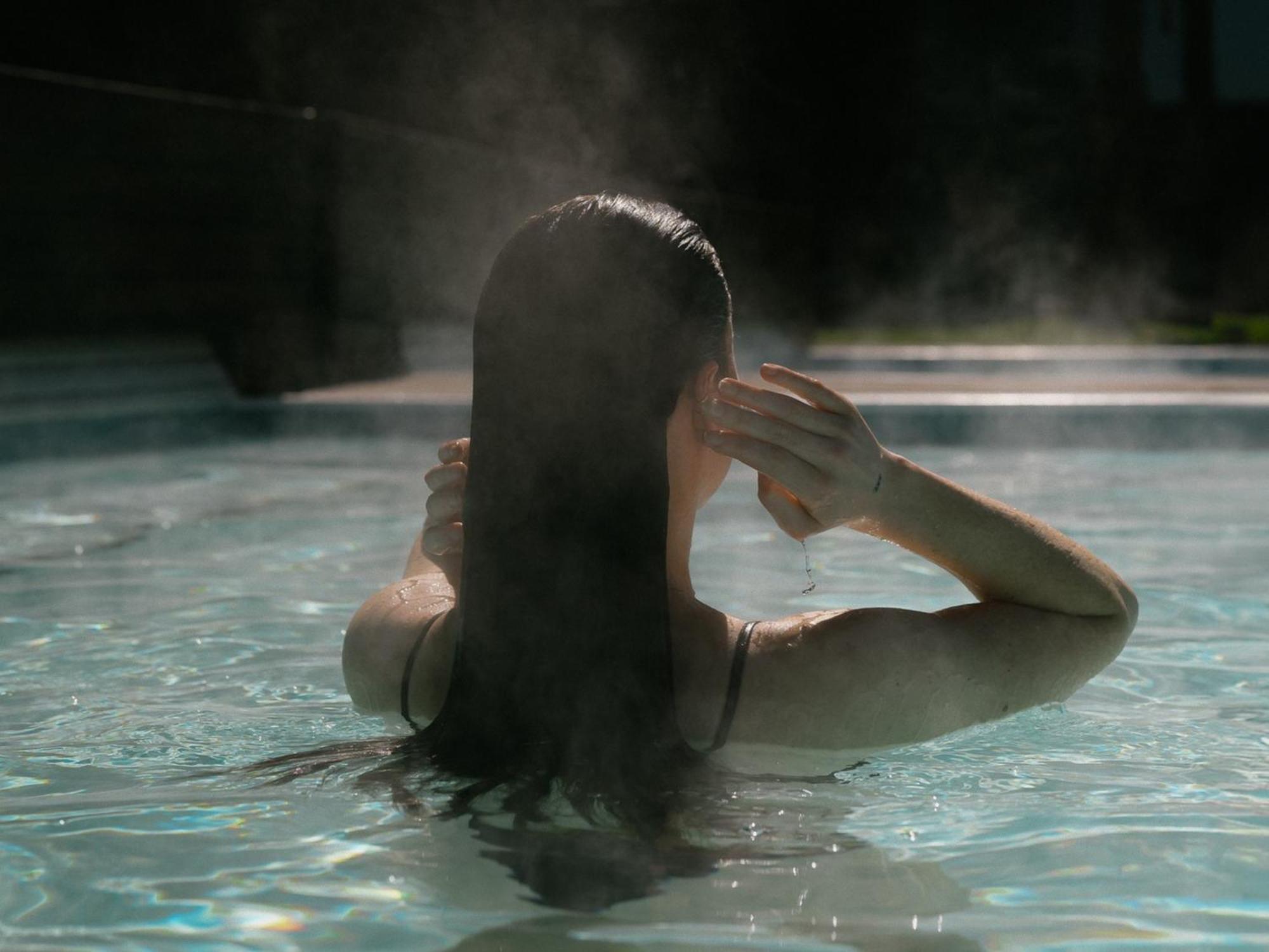 Otl Gouverneur Chicoutimi 外观 照片 A woman bathing in a hot spring